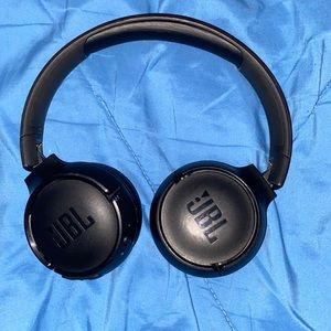 I’m selling these Bluetooth headphones they are called JBL